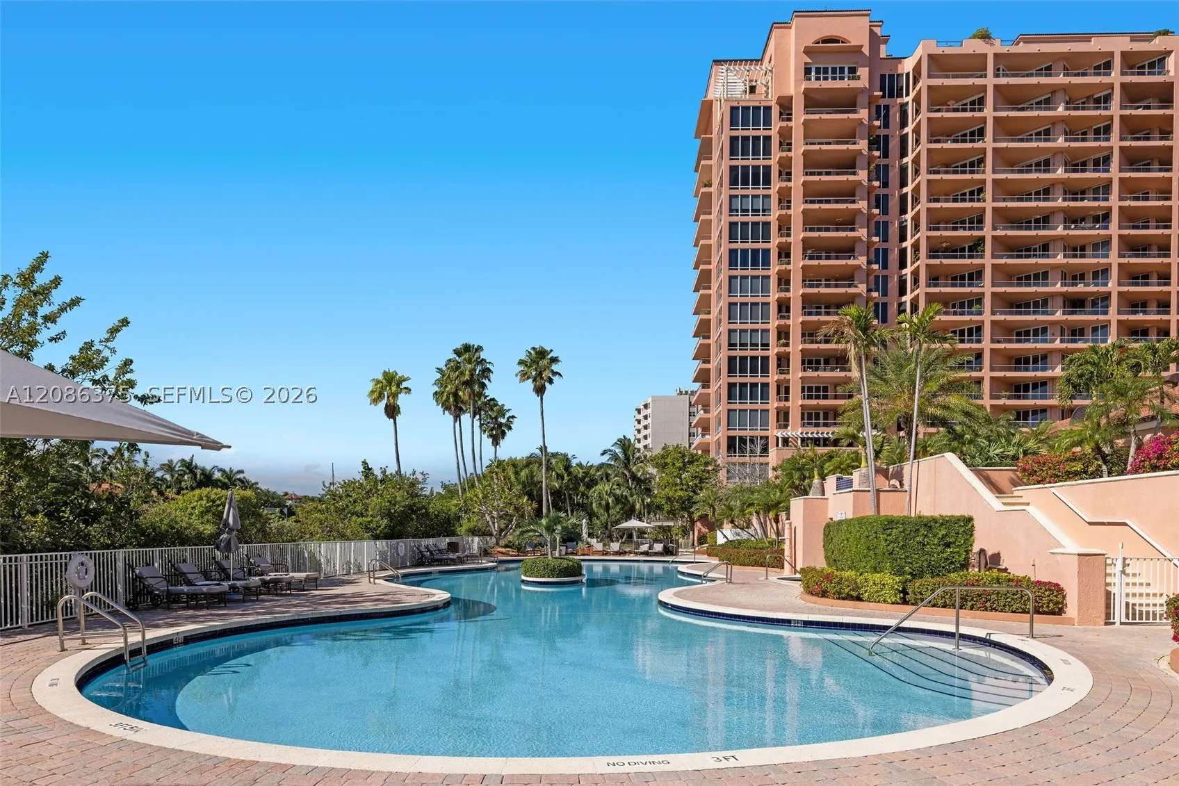 60 Edgewater Dr #9D