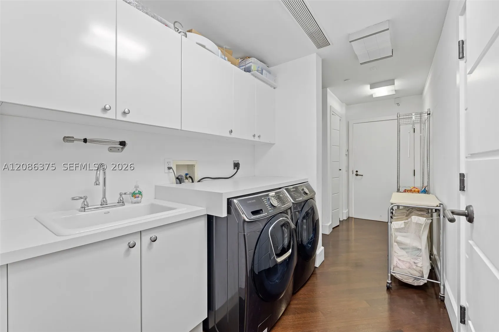 60 Edgewater Dr #9D