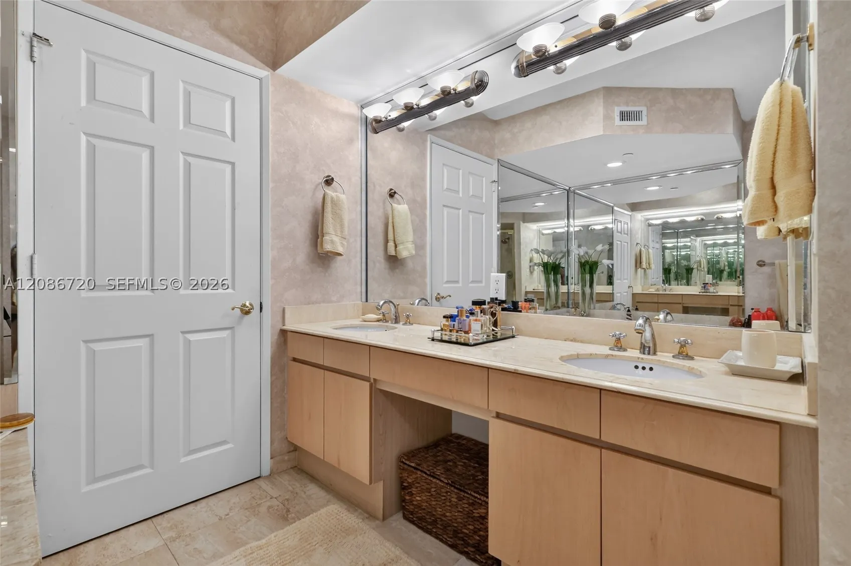18671 Collins Ave #2501