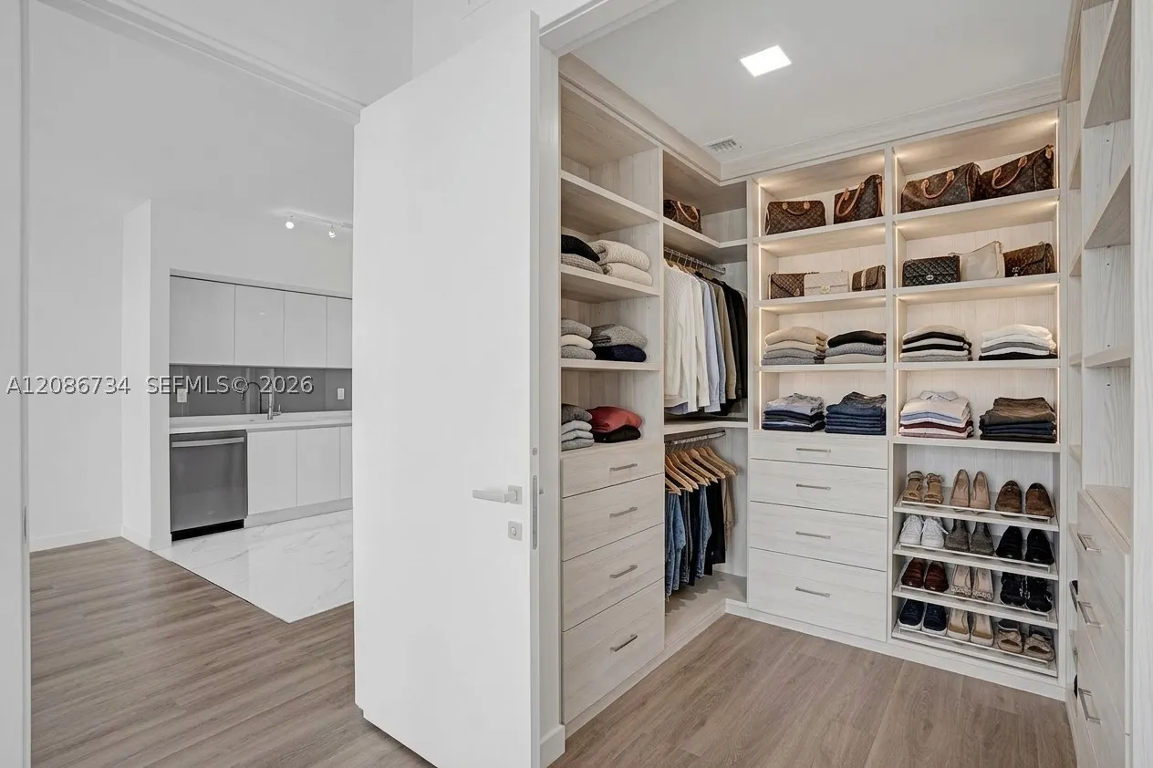1170 E Hallandale #1003