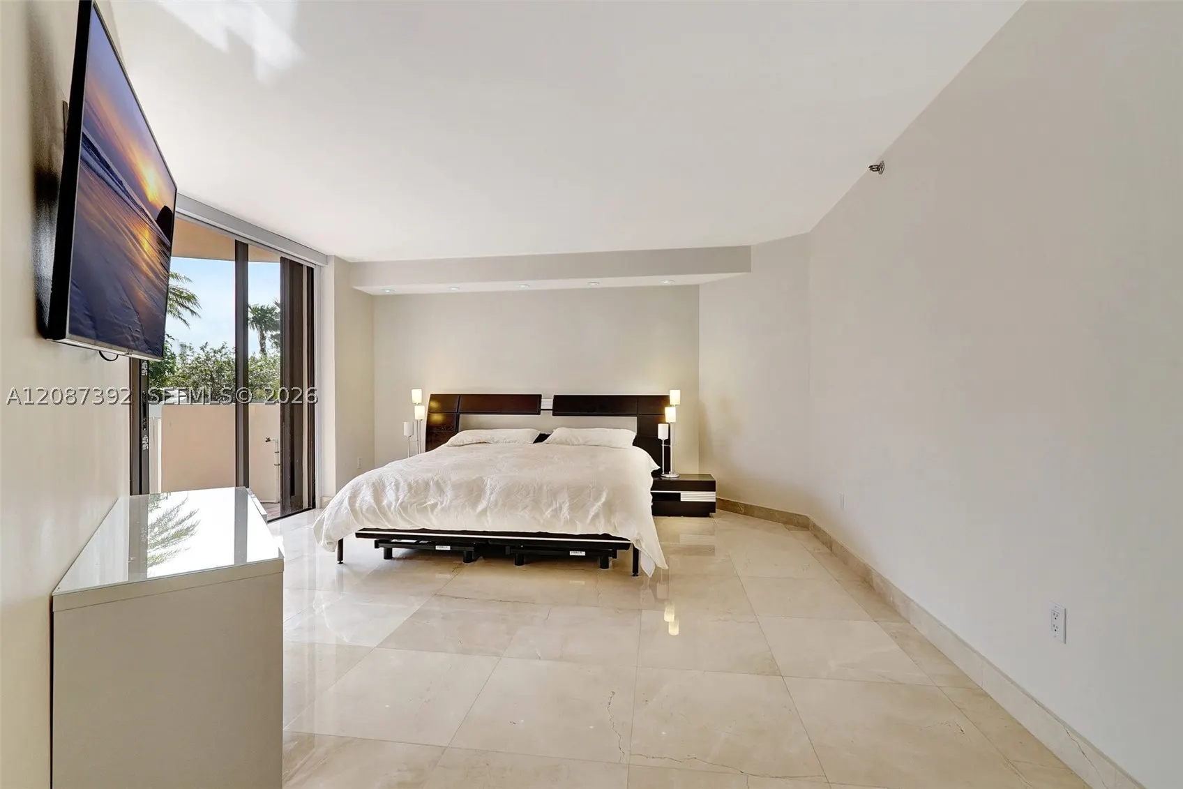 4000 ISLAND BLVD #402