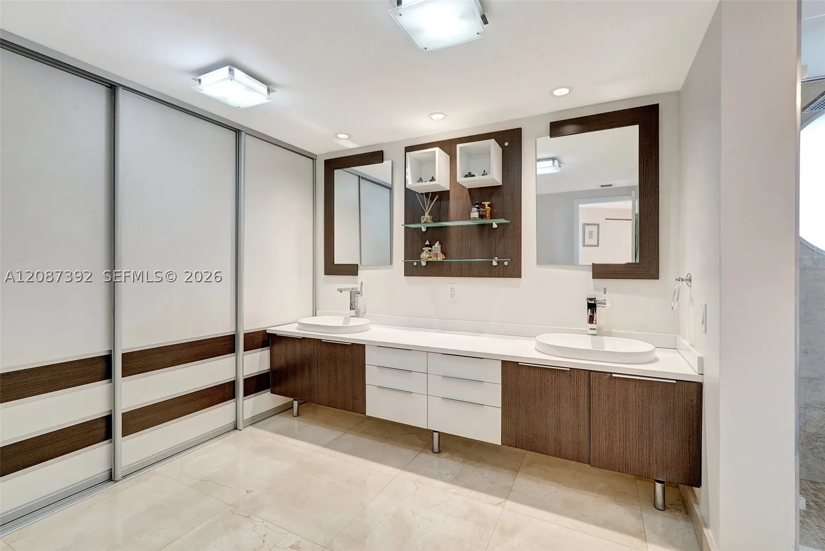 4000 ISLAND BLVD #402