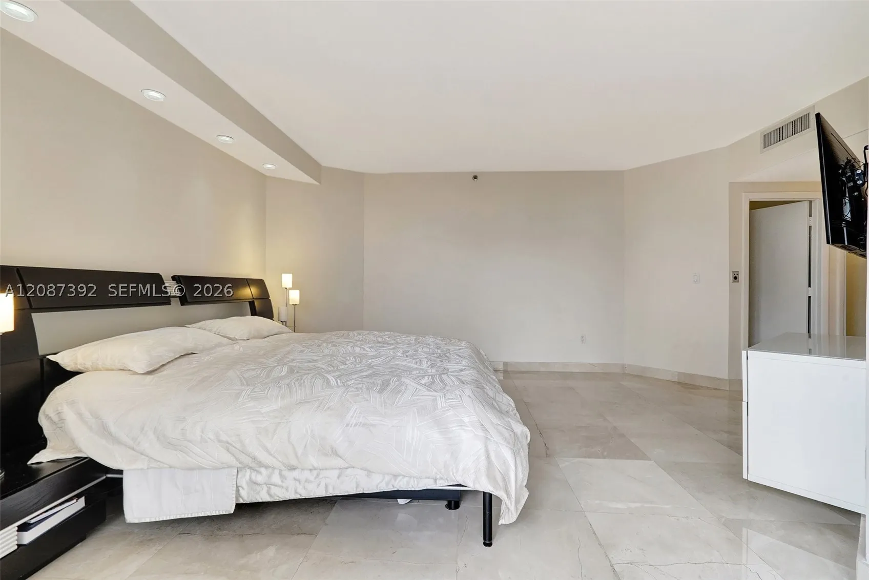 4000 ISLAND BLVD #402