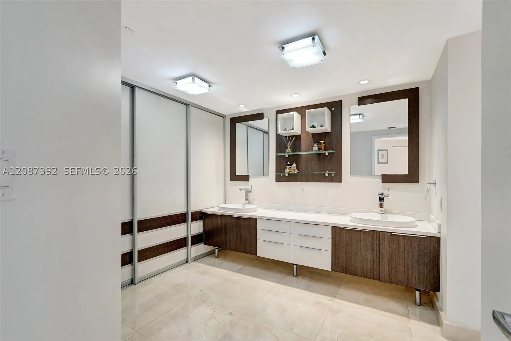 4000 ISLAND BLVD #402