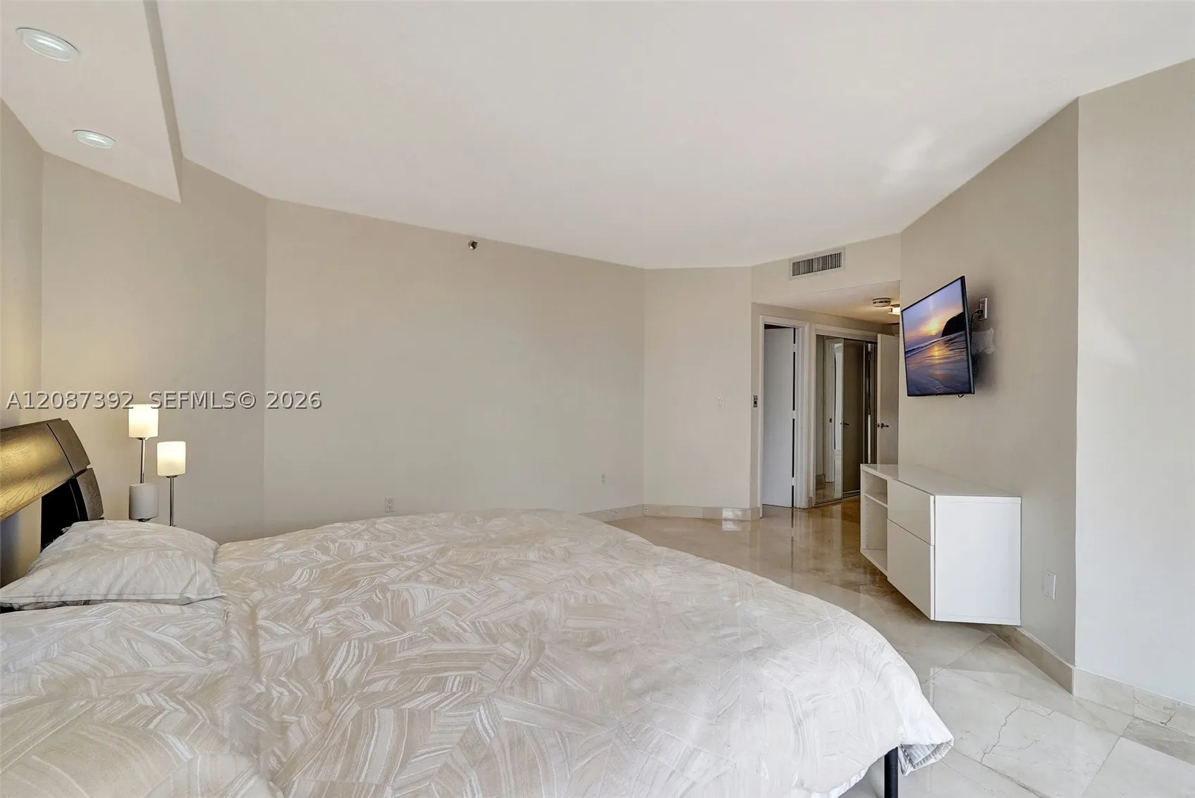 4000 ISLAND BLVD #402