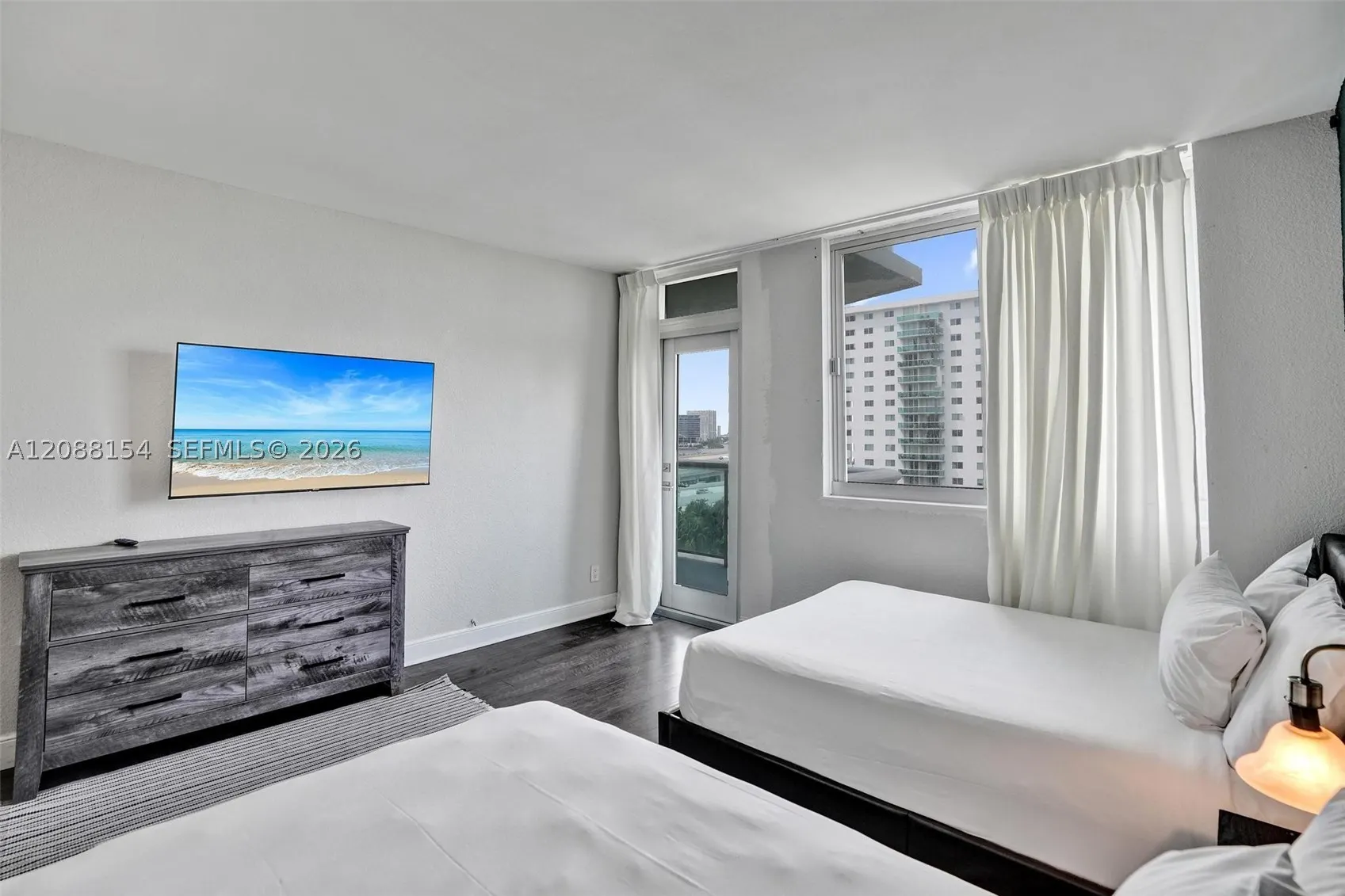 19370 Collins Ave #816