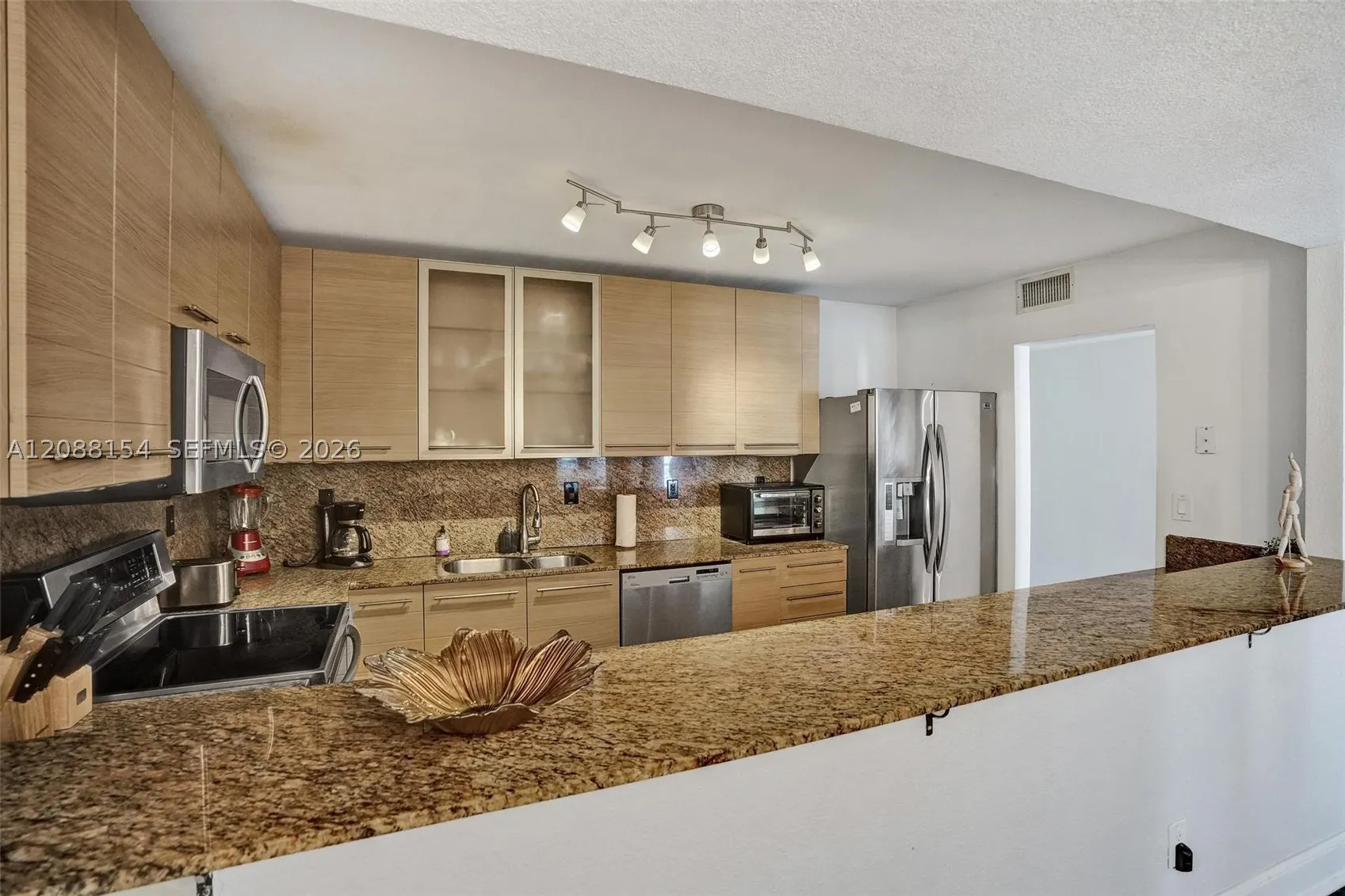 19370 Collins Ave #816