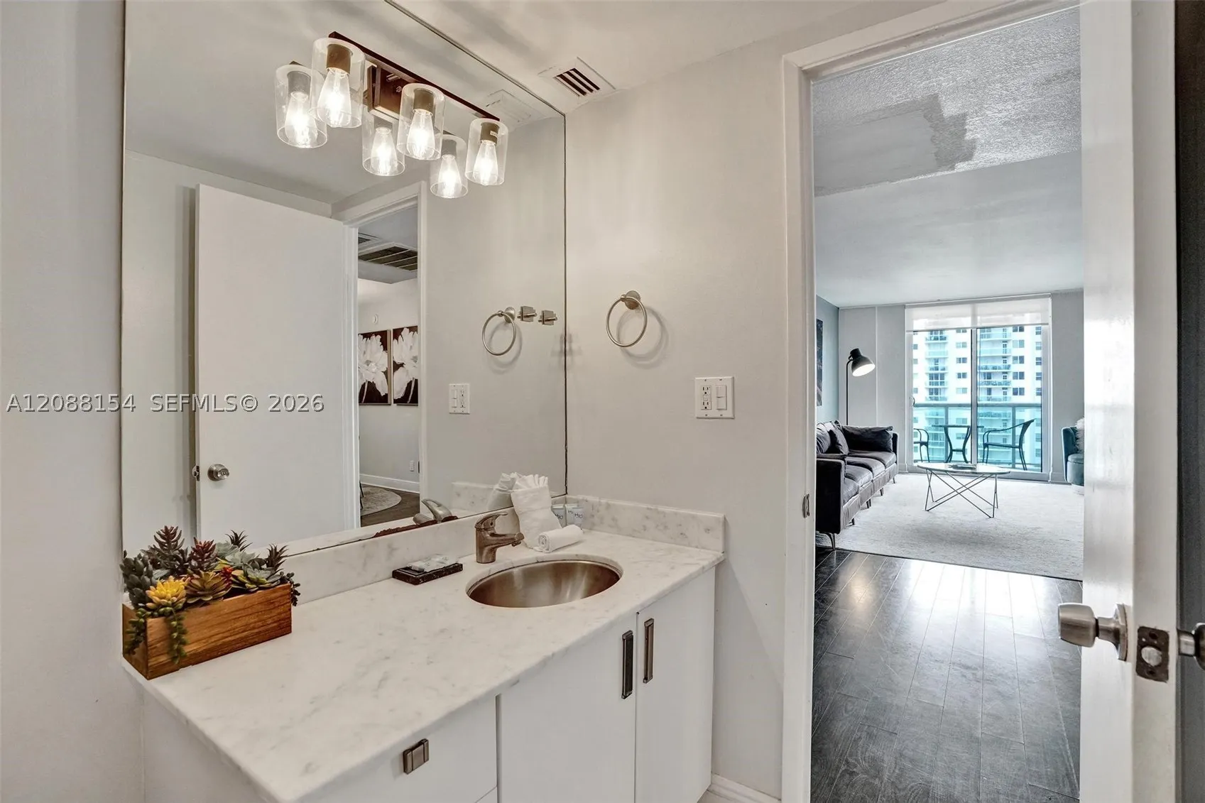 19370 Collins Ave #816