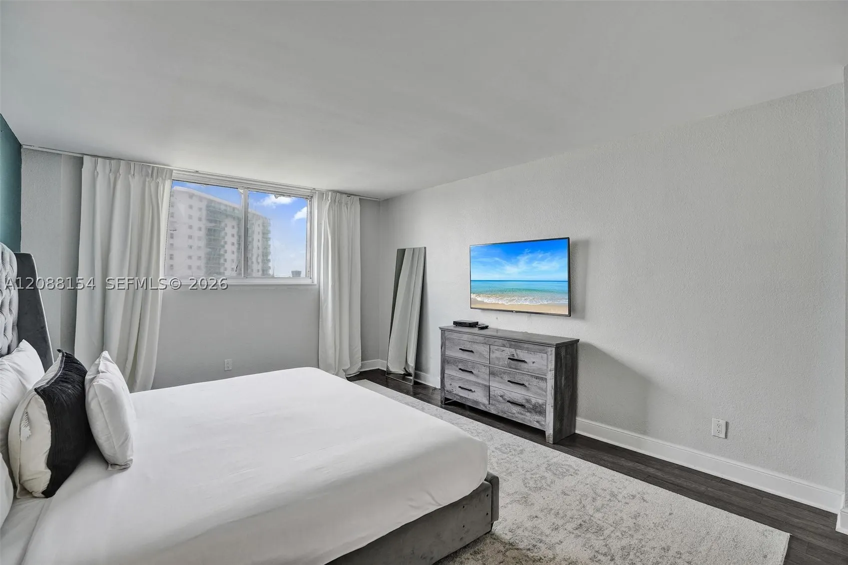 19370 Collins Ave #816