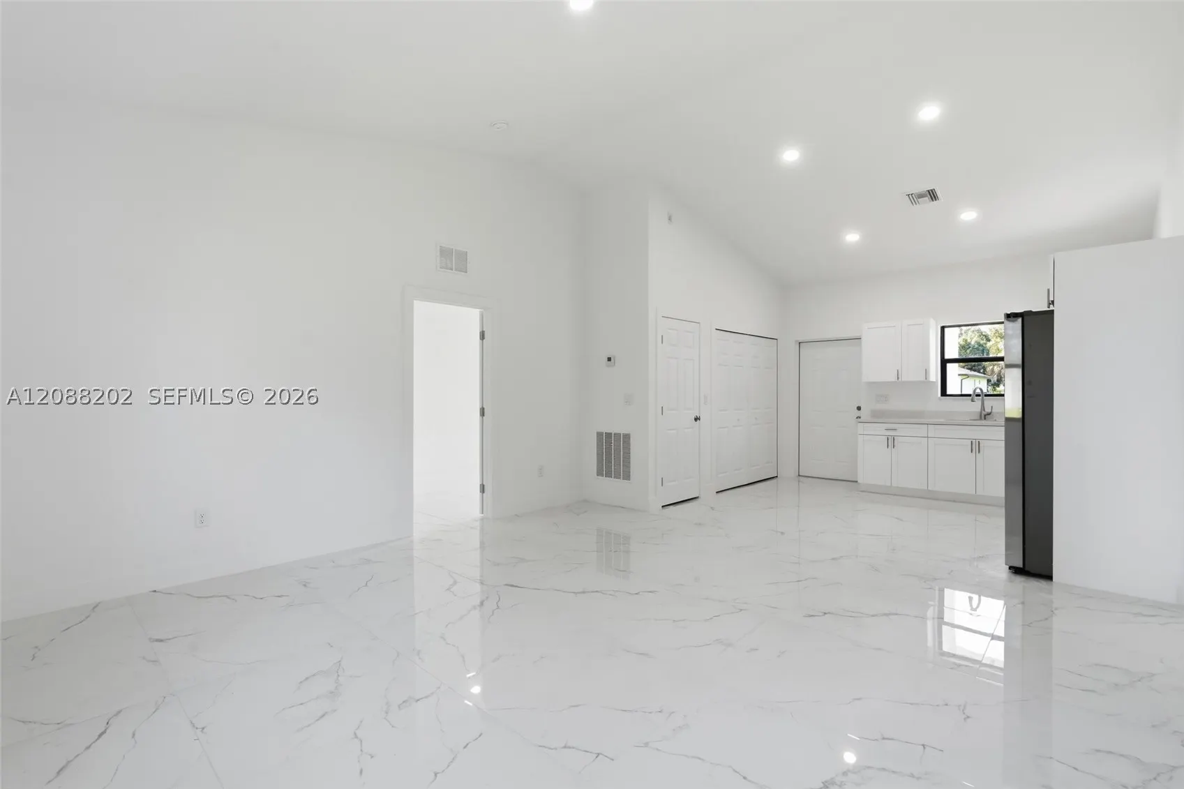 156 Carousel Ave