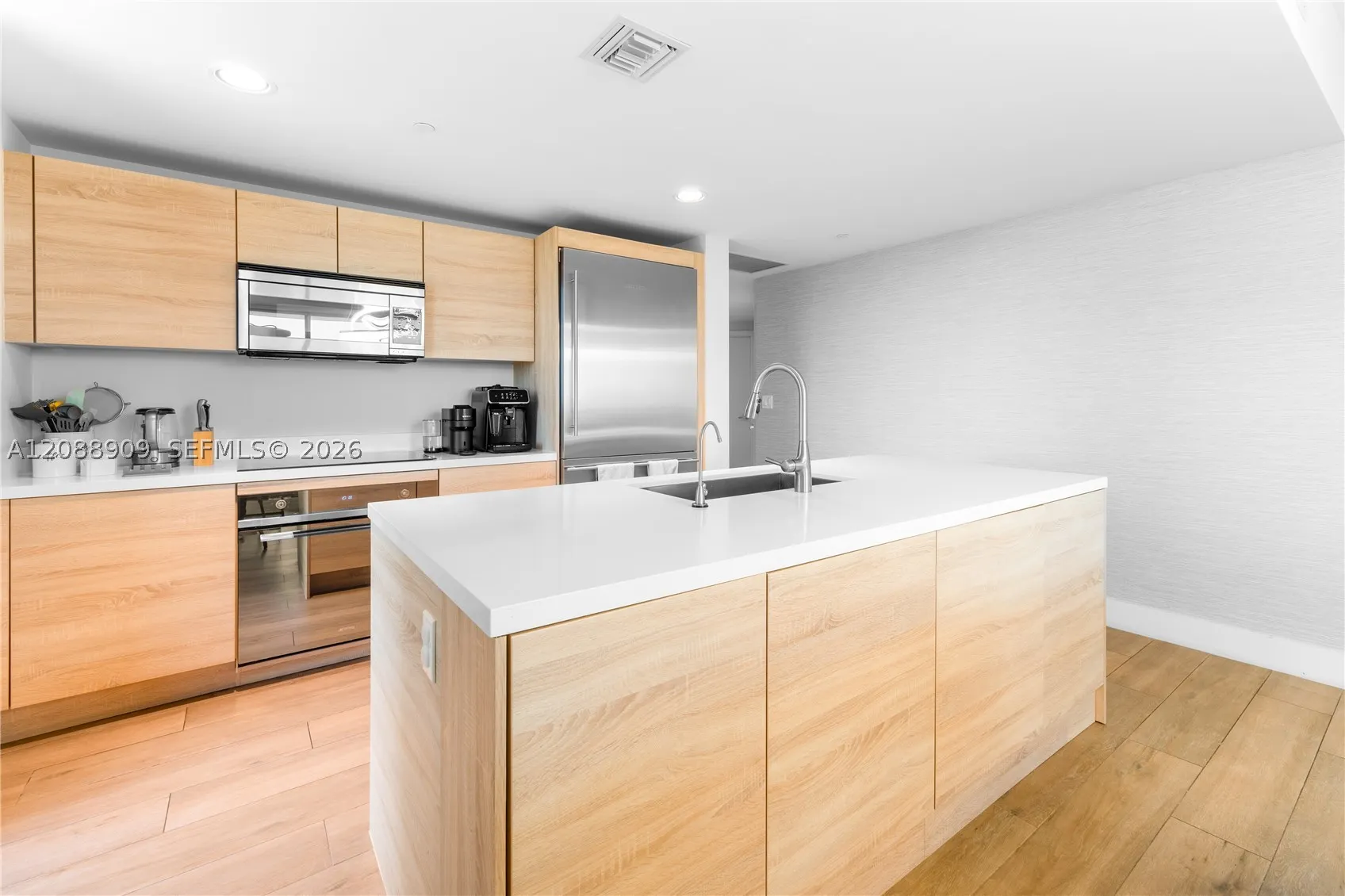 16385 Biscayne Blvd #707