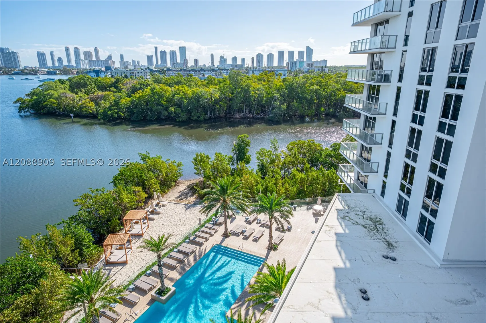 16385 Biscayne Blvd #707