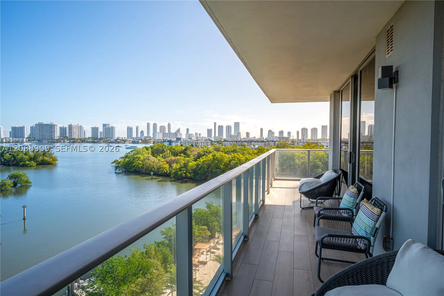 16385 Biscayne Blvd #707