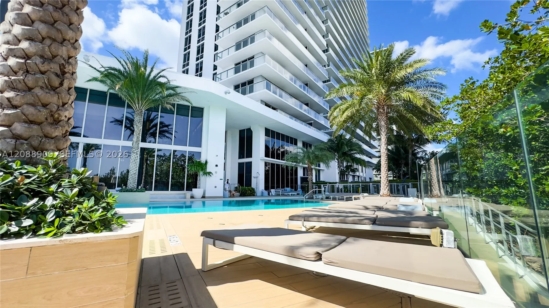 16385 Biscayne Blvd #707
