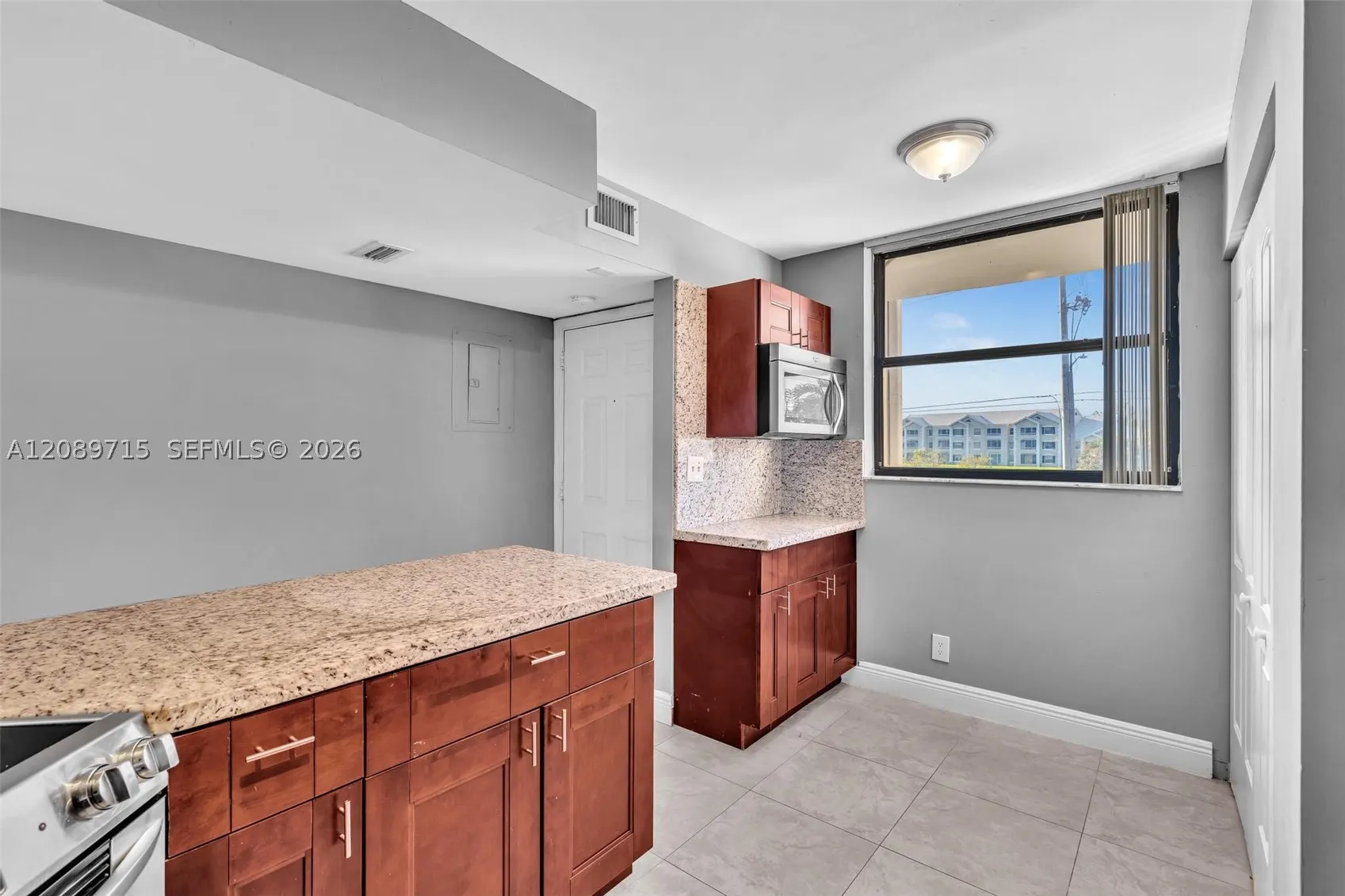 118 Lake Emerald Dr #207