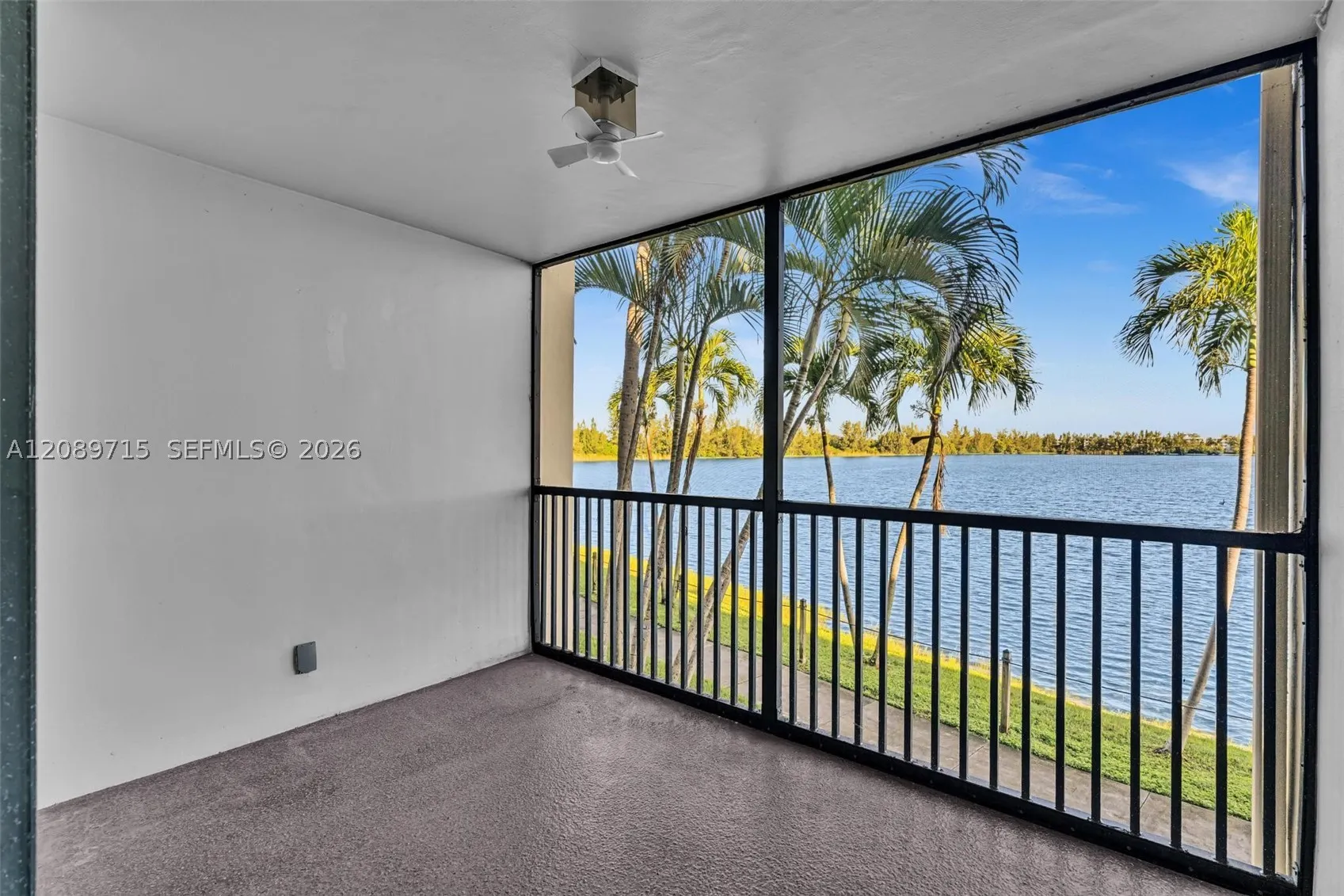 118 Lake Emerald Dr #207