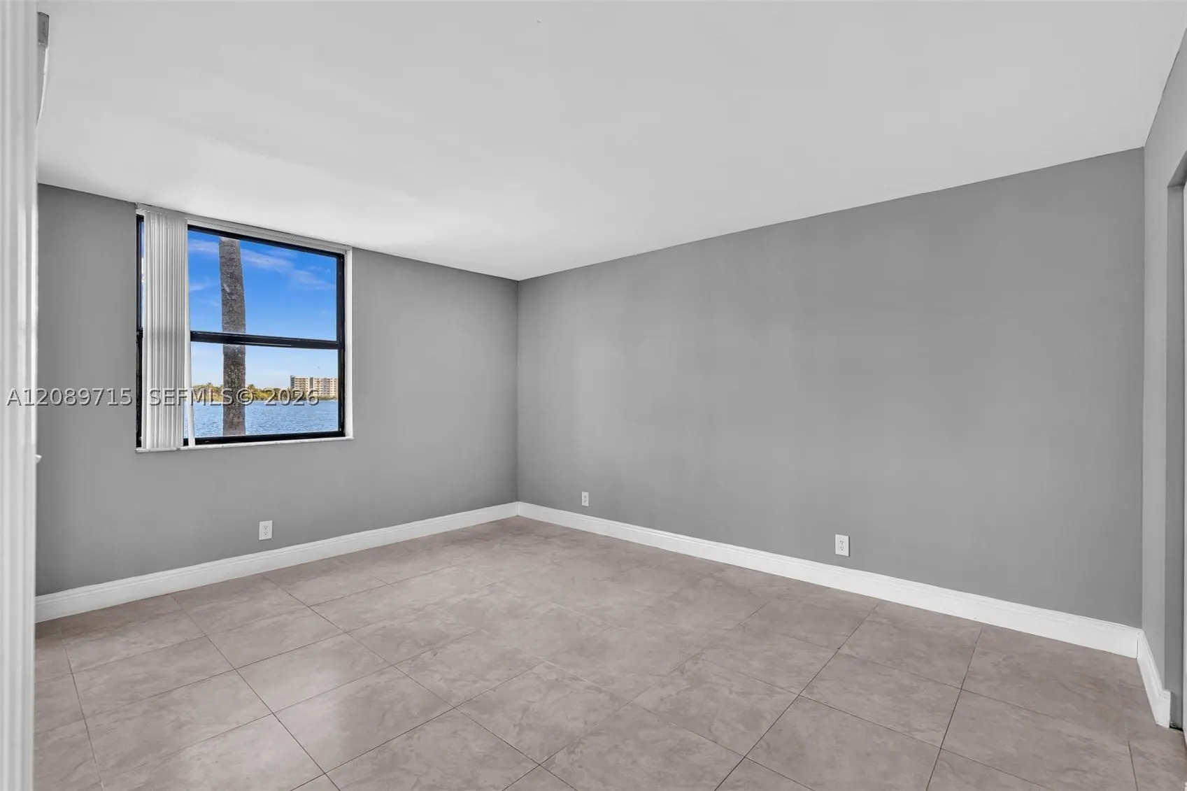 118 Lake Emerald Dr #207