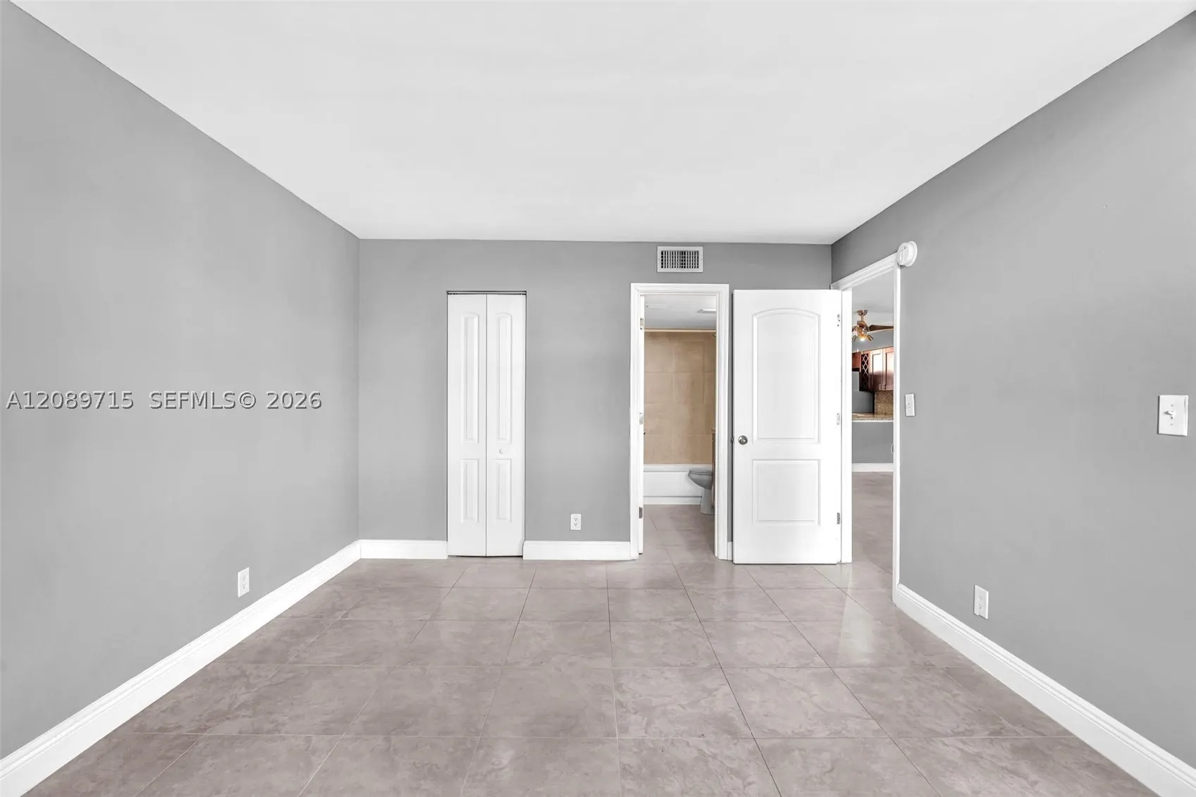 118 Lake Emerald Dr #207