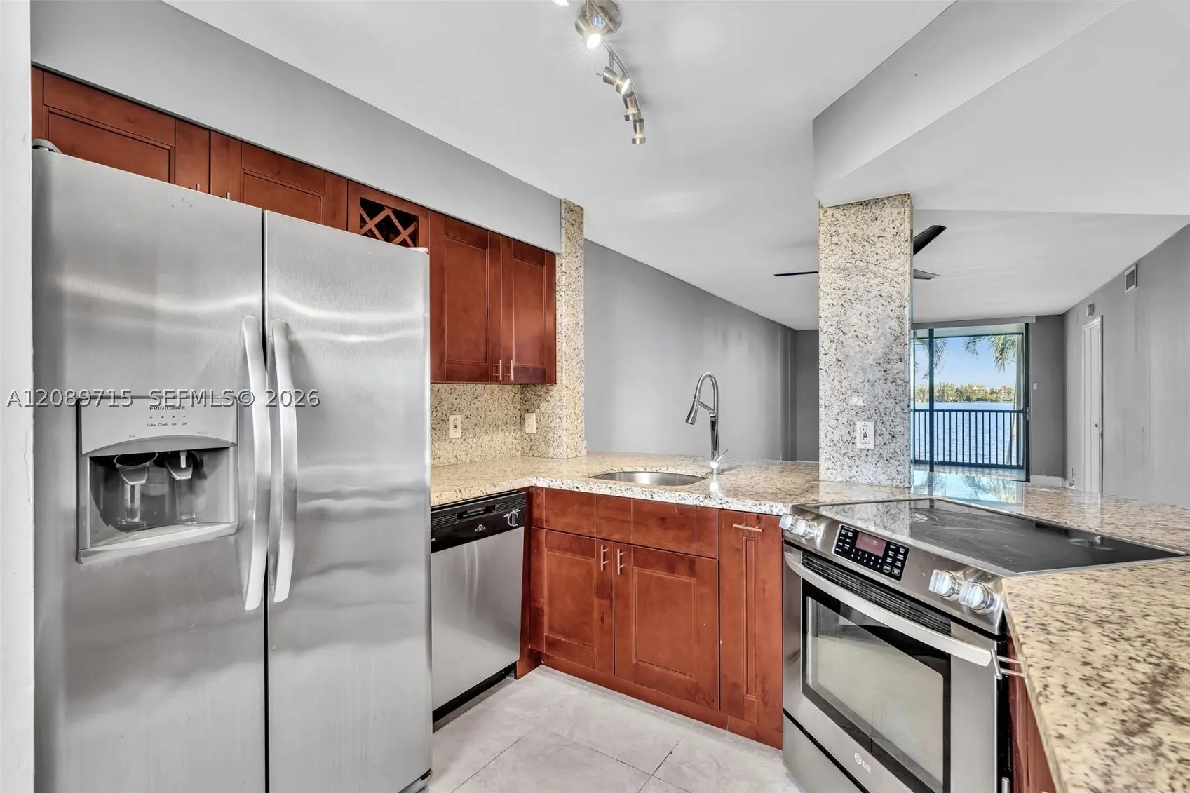 118 Lake Emerald Dr #207