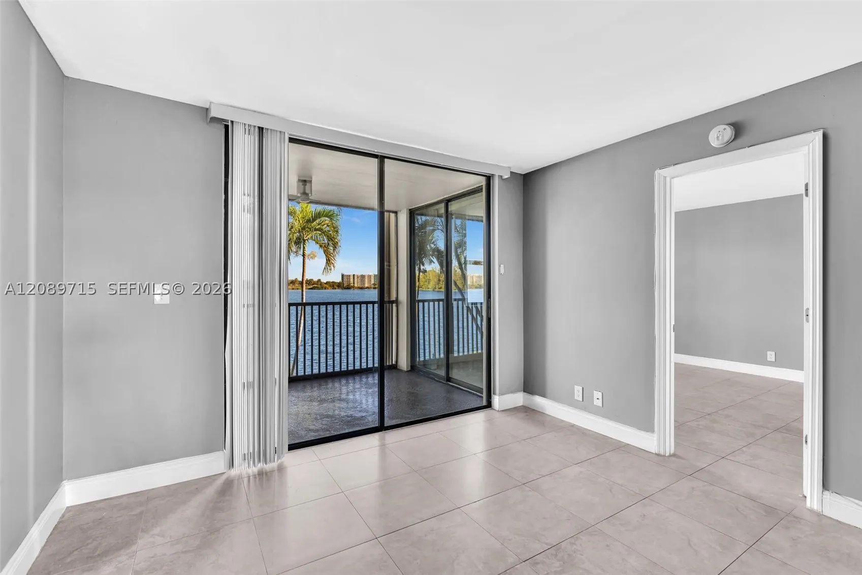 118 Lake Emerald Dr #207