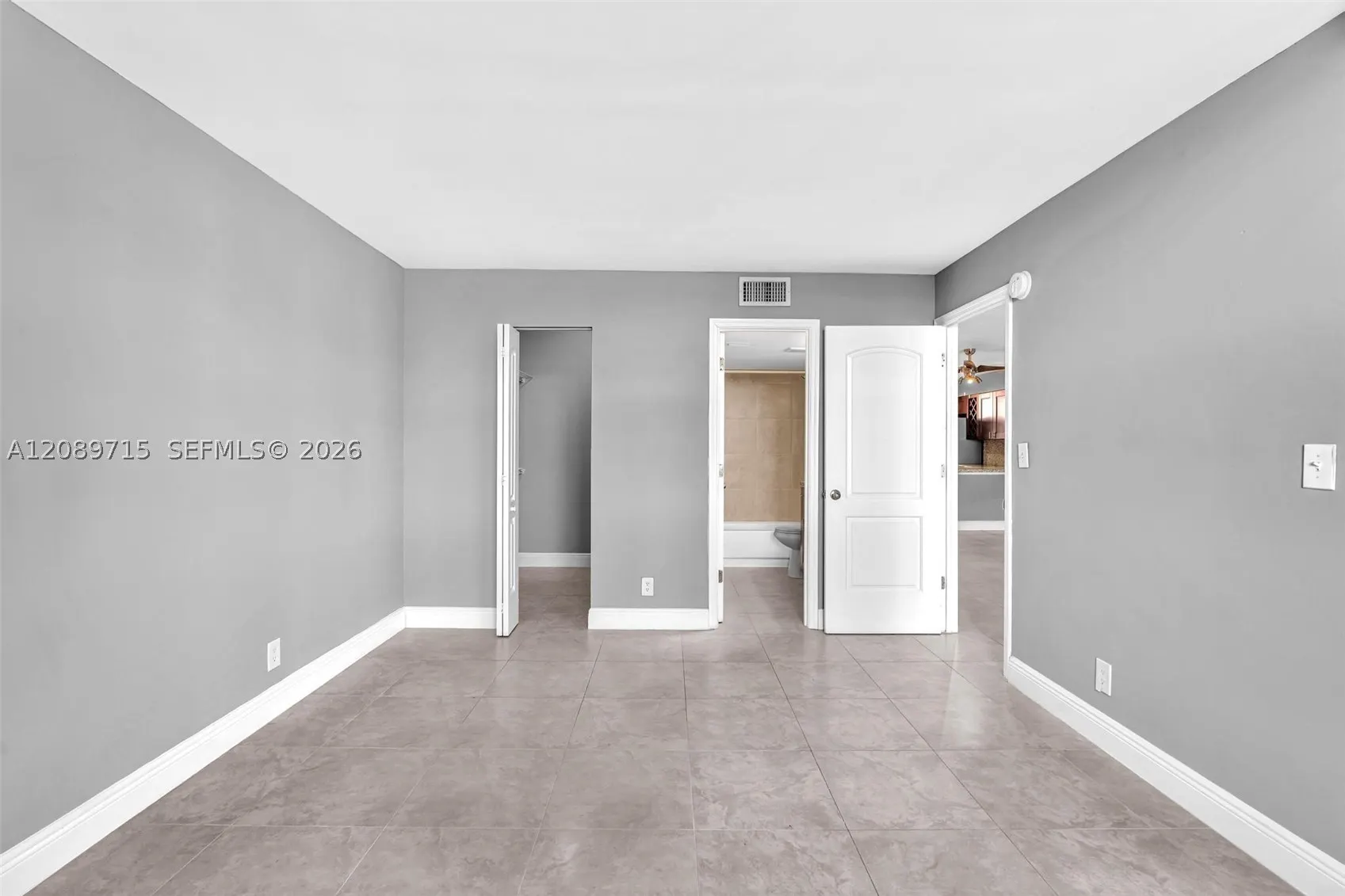 118 Lake Emerald Dr #207