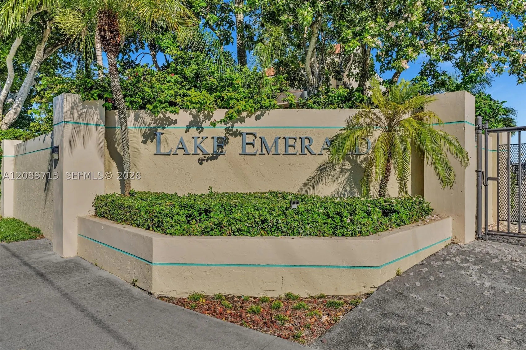 118 Lake Emerald Dr #207