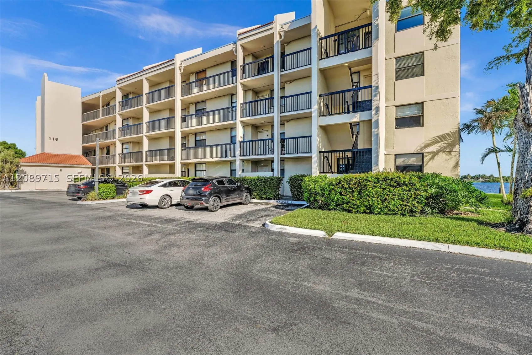 118 Lake Emerald Dr #207