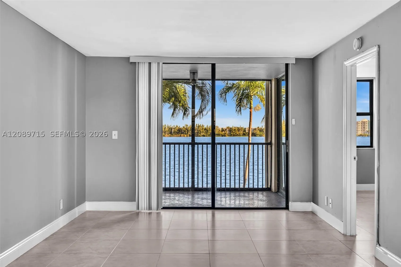 118 Lake Emerald Dr #207