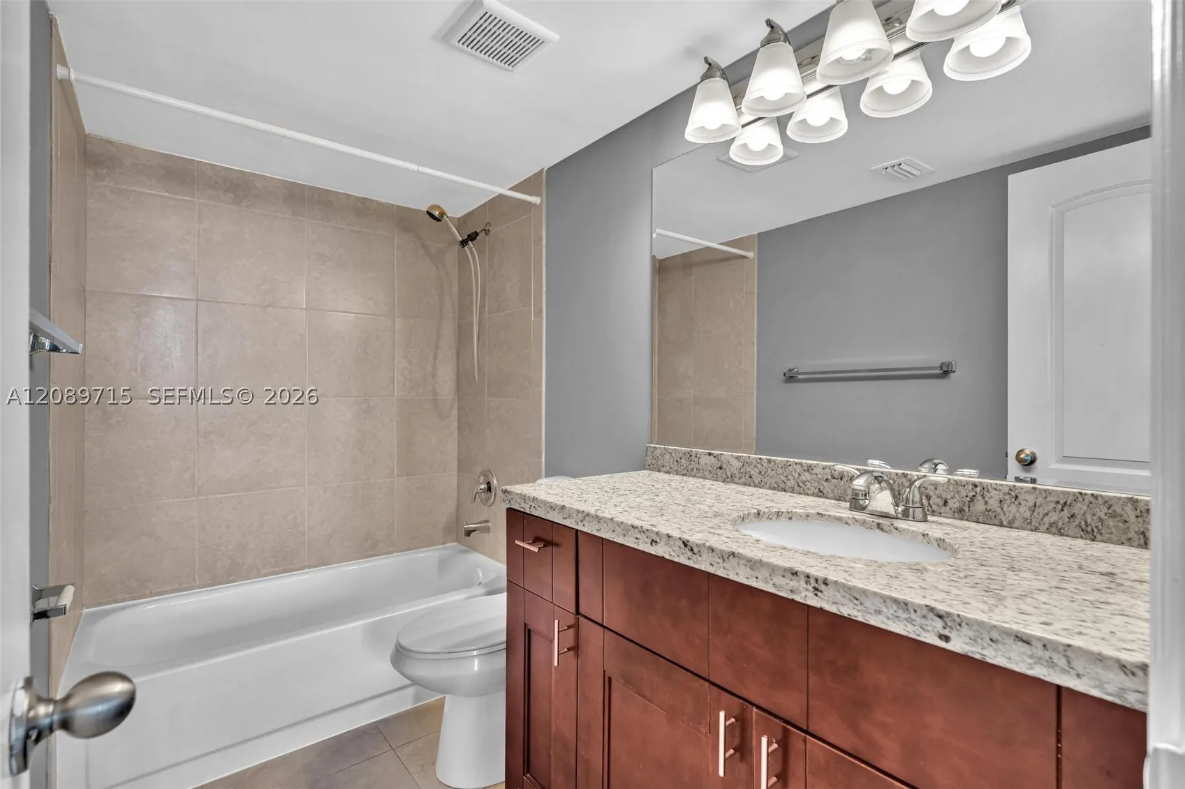 118 Lake Emerald Dr #207