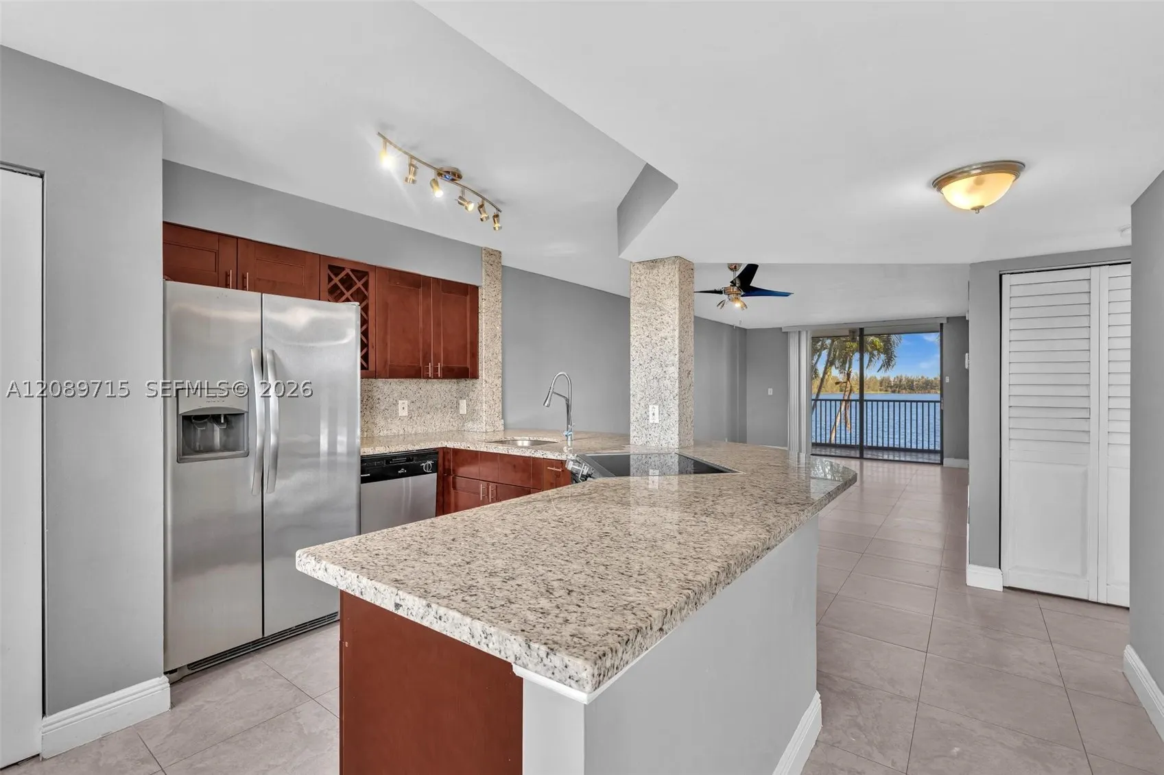 118 Lake Emerald Dr #207
