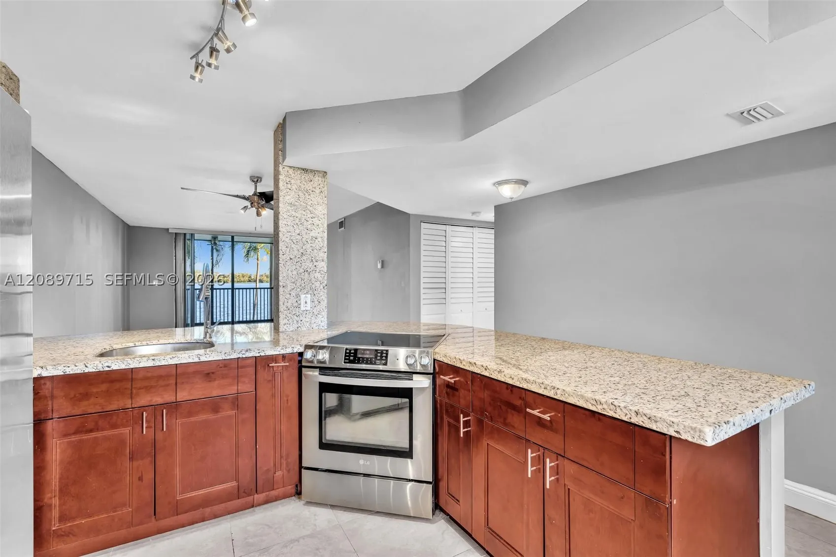 118 Lake Emerald Dr #207