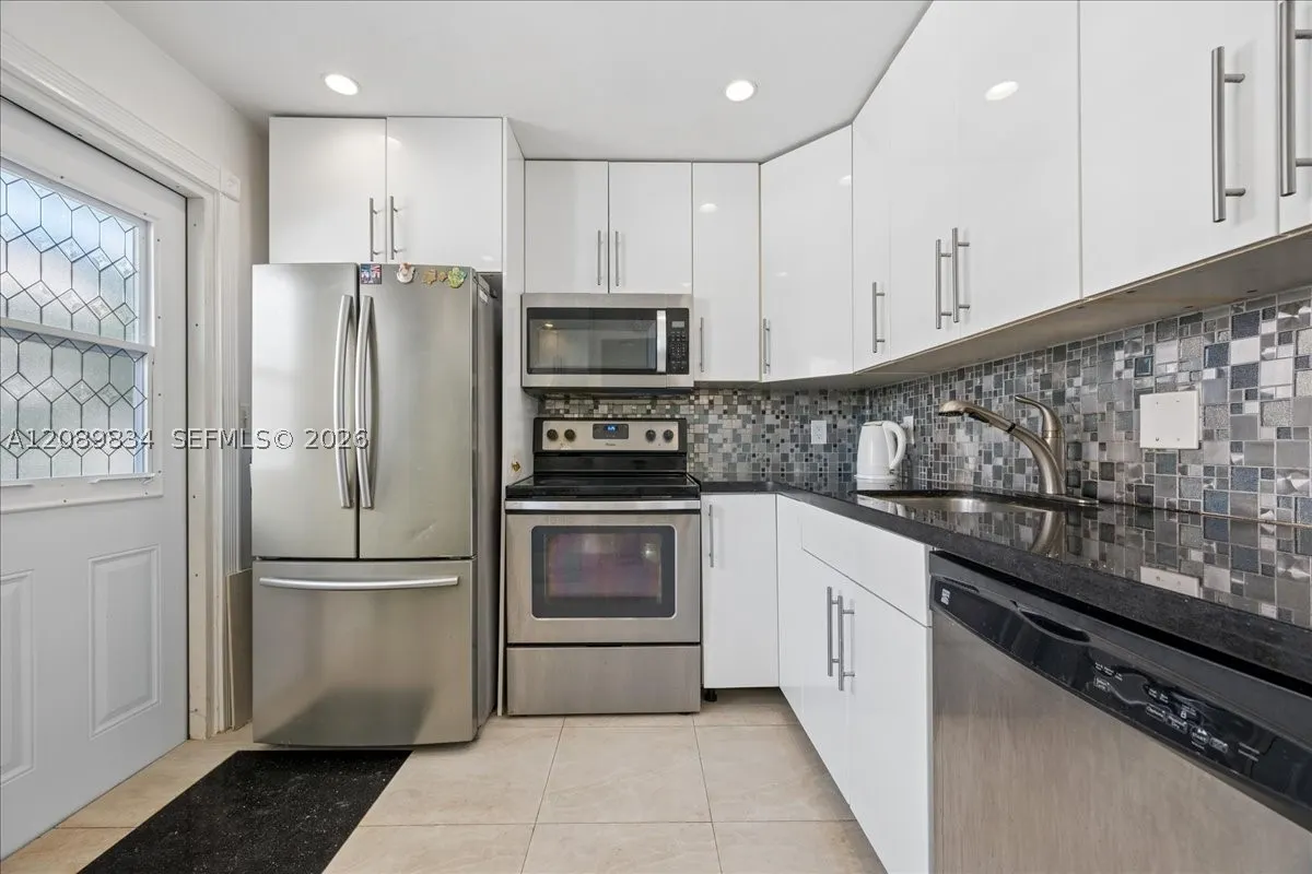 233 NE 14th Ave #2nd floor