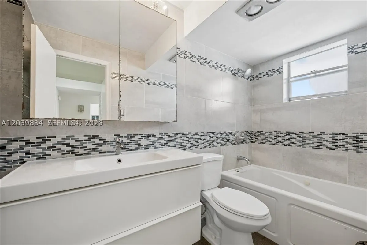 233 NE 14th Ave #2nd floor