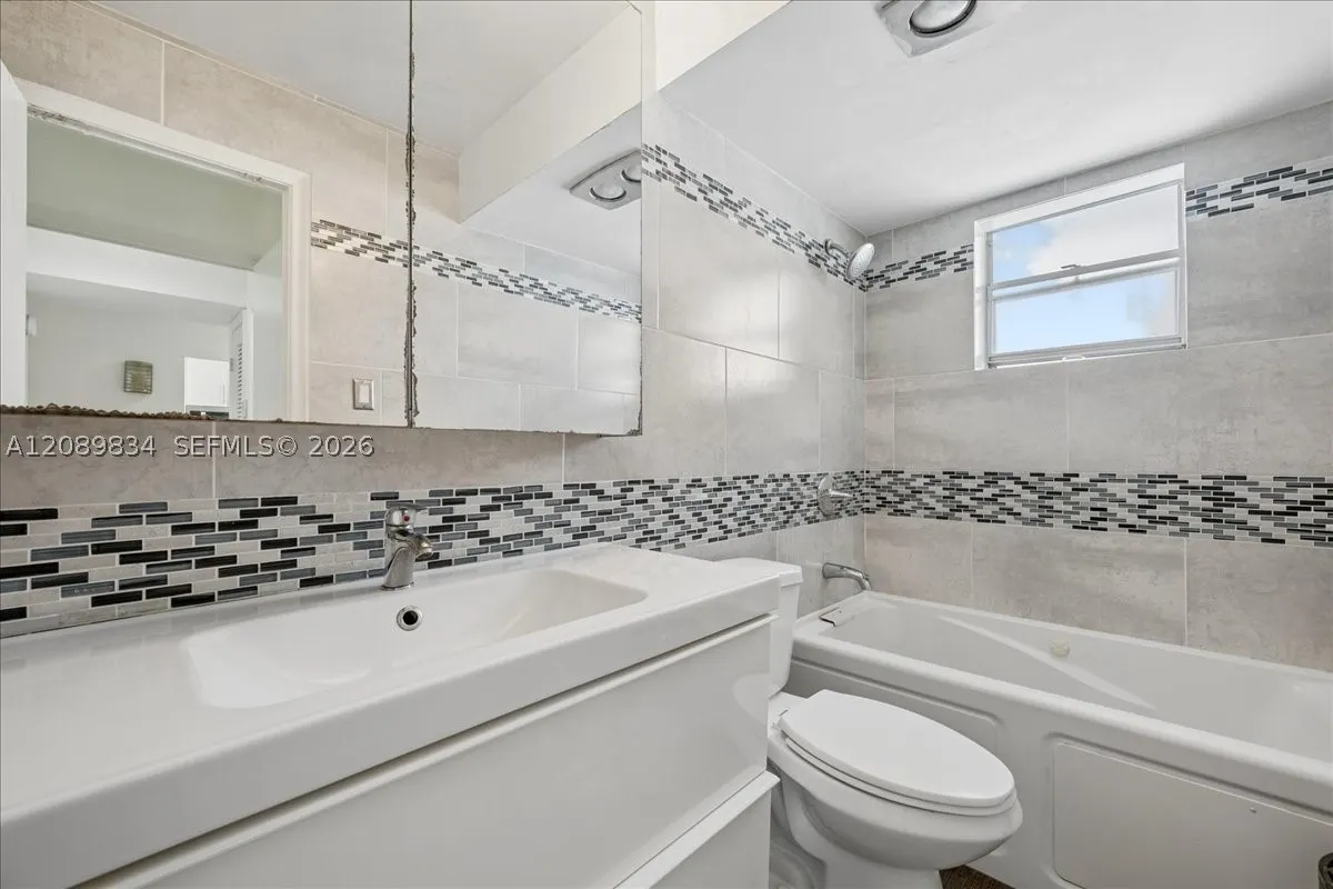 233 NE 14th Ave #2nd floor