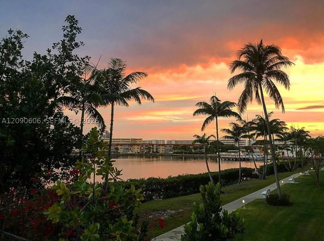 18041 Biscayne Blvd #203