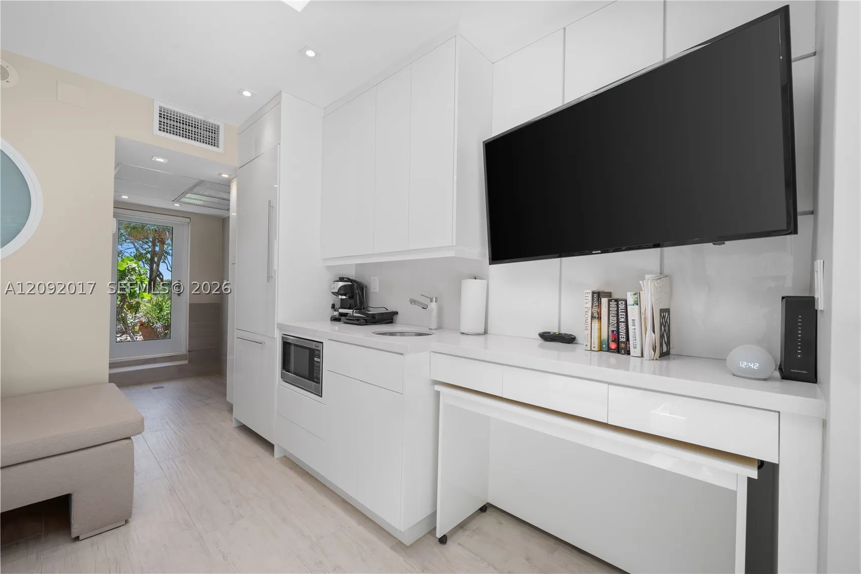 9999 Collins Ave #9J