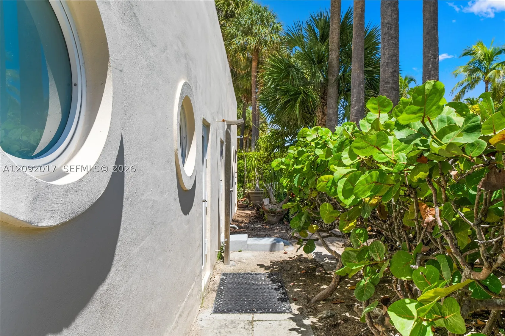 9999 Collins Ave #9J