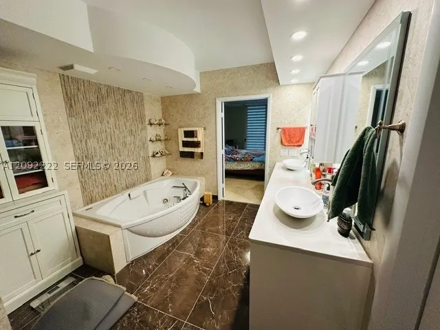 18911 Collins Ave #604