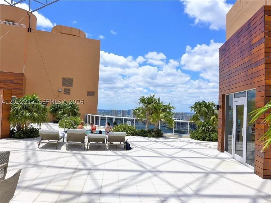 18911 Collins Ave #604