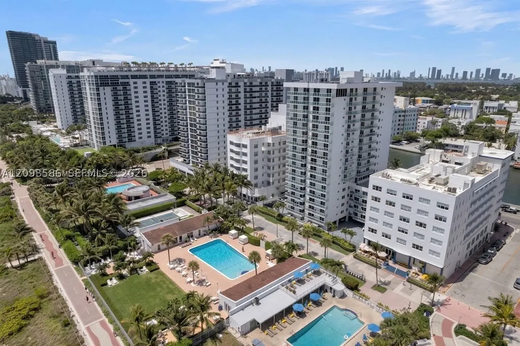 2457 Collins Ave #1502