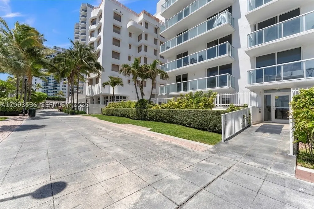 2457 Collins Ave #1502