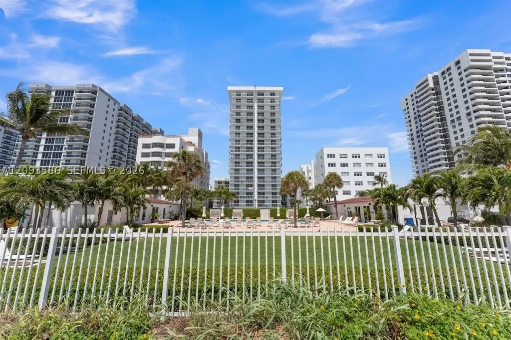 2457 Collins Ave #1502
