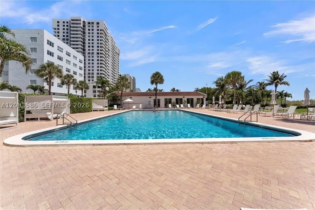 2457 Collins Ave #1502