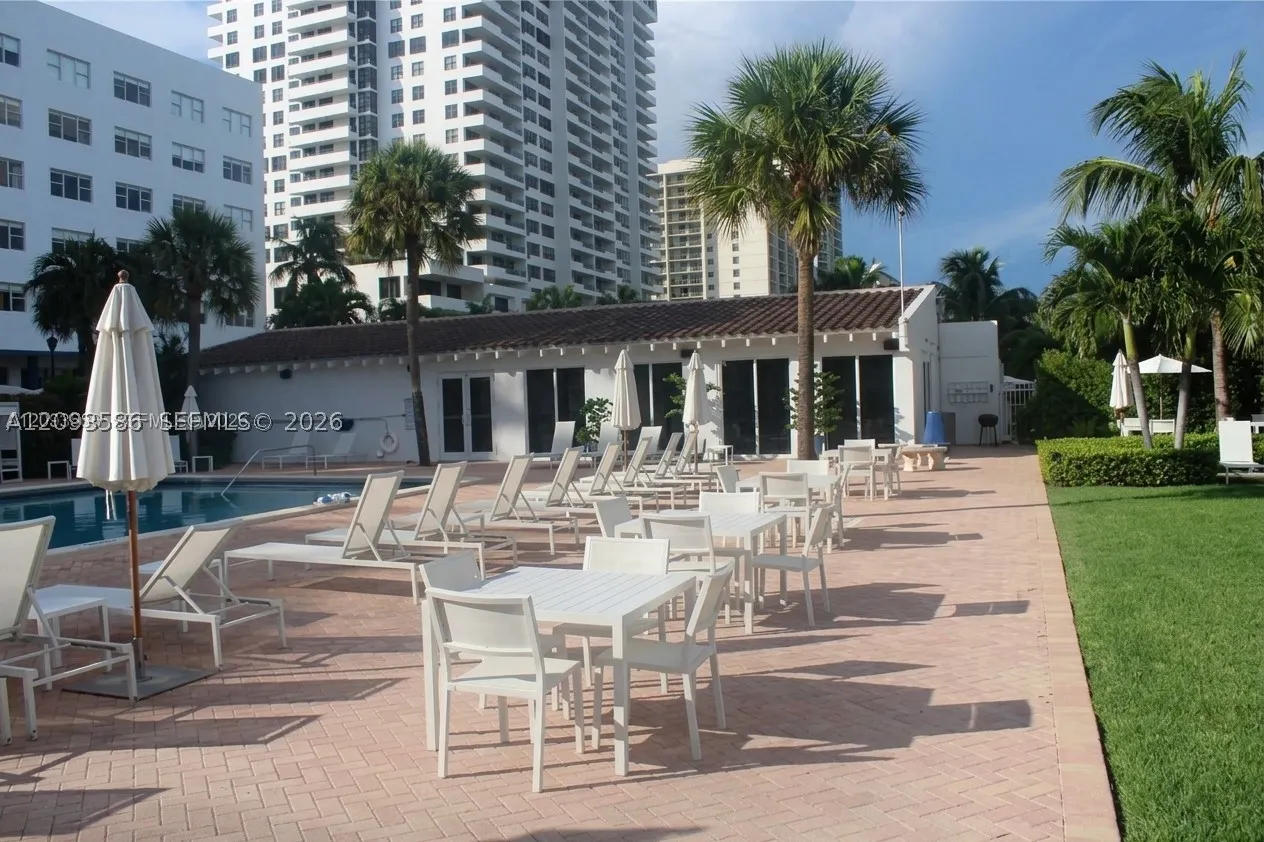 2457 Collins Ave #1502
