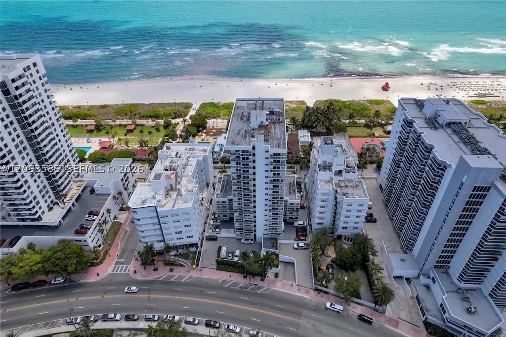 2457 Collins Ave #1502