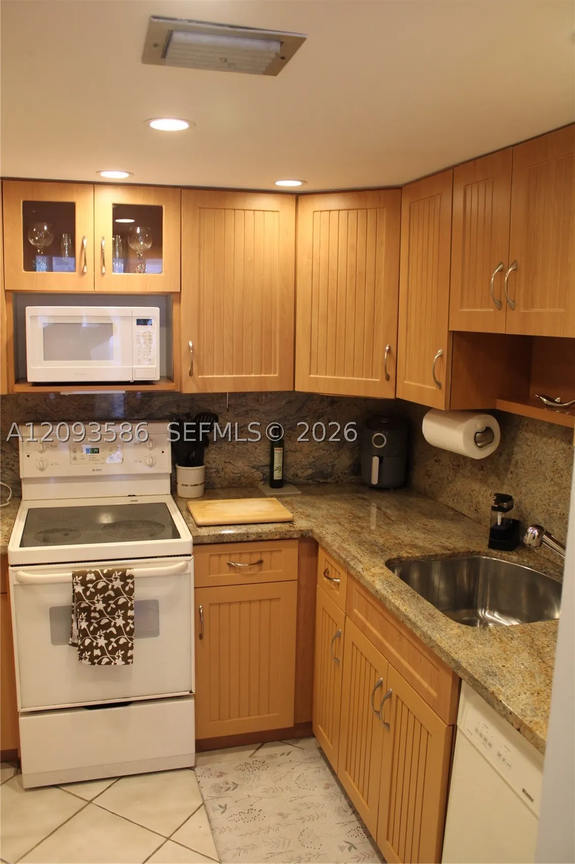 2457 Collins Ave #1502