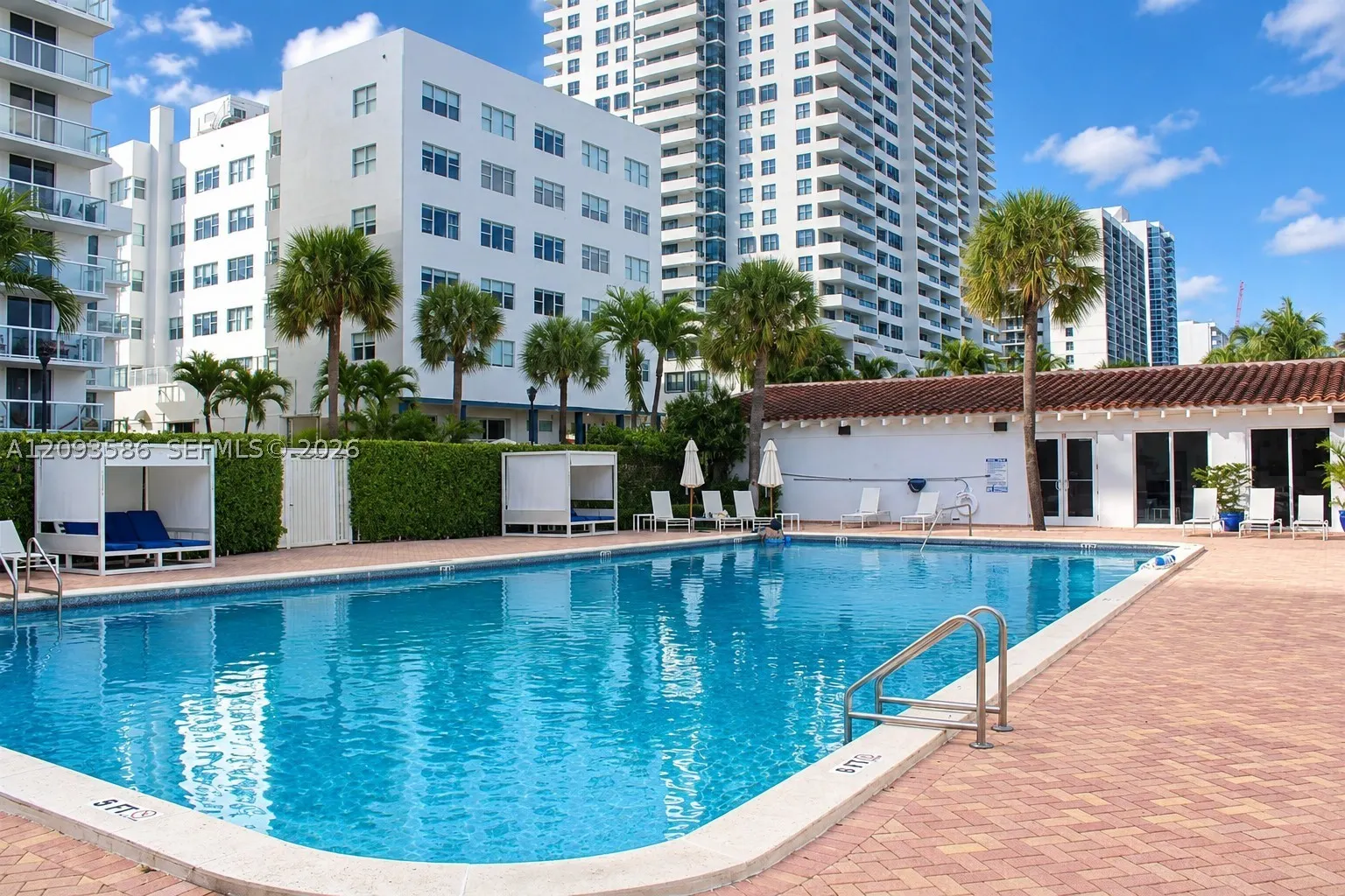 2457 Collins Ave #1502