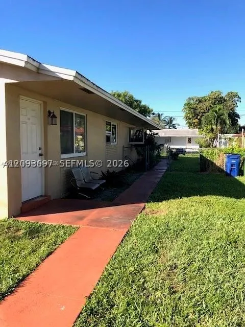 310 SW 10th Ter