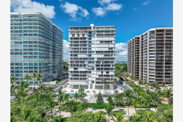 10155 Collins Ave #402