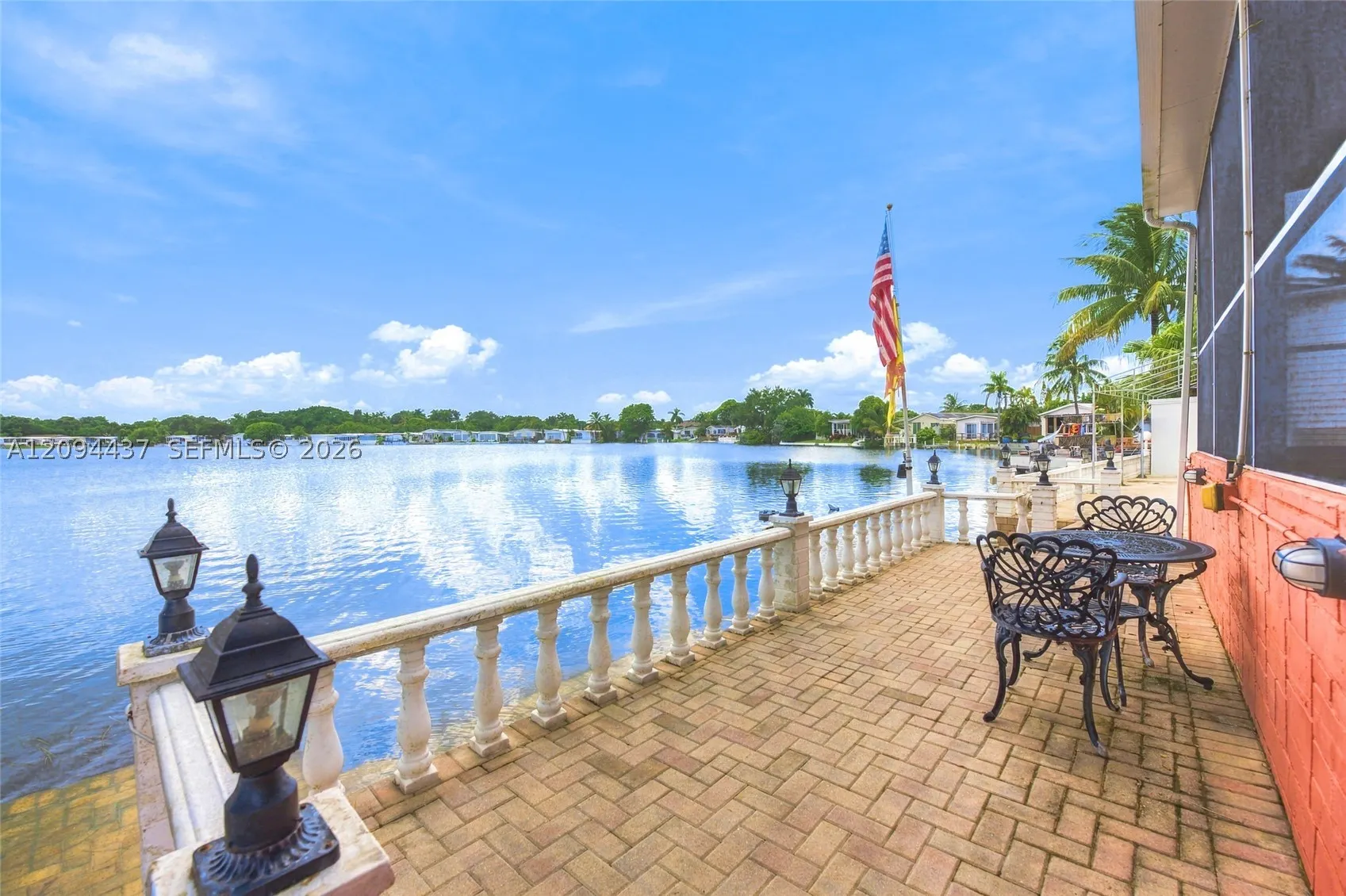 3054 Lakeshore Dr